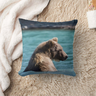 Majestic Alaskan Brown Bear Kissen