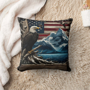 Majestic Bald Eagle von Bergen und Flaggen umgeben Kissen