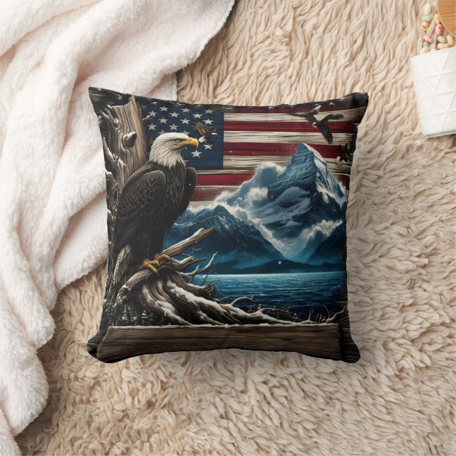 Majestic Bald Eagle von Bergen und Flaggen umgeben Kissen (Decke)