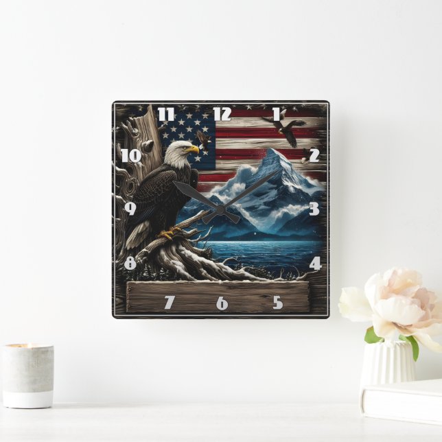 Majestic Bald Eagle von Bergen und Flaggen umgeben Quadratische Wanduhr (Zuhause)