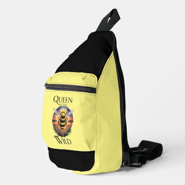 Majestic Bee: Königin der Wildnis Crossbody Bag (Rechte Ecke)