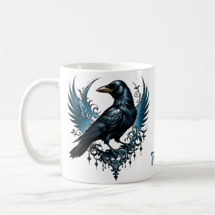 Majestic Black raven auf einem verzierten Kaffeetasse