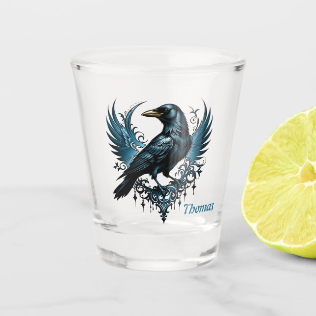 Majestic Black raven auf einem verzierten Schnapsglas (Vorderseite)