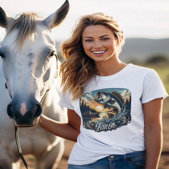 Majestic Dawn holt einen Bass-Skyward-Fisch auf T-Shirt (Von Creator hochgeladen)