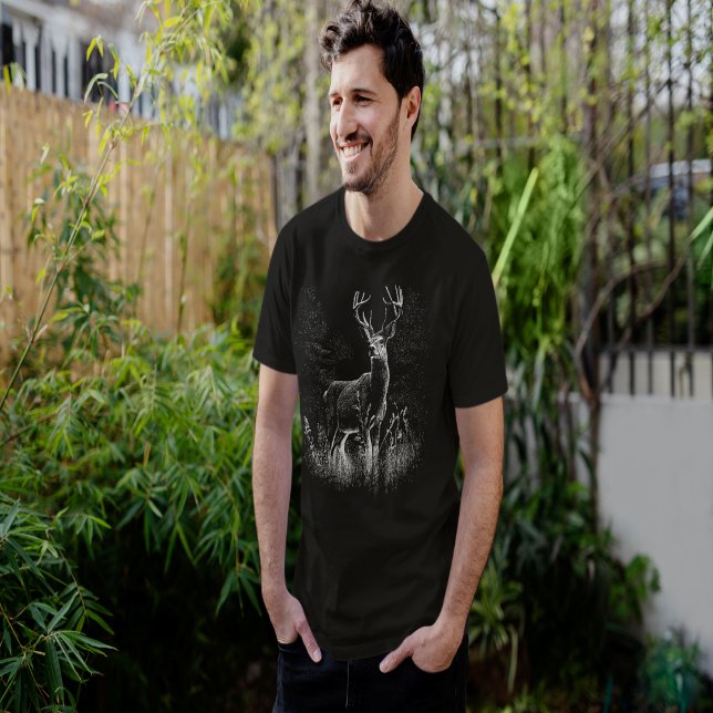 Majestic Deer in der Wildnis - Black&White Art T-Shirt (Von Creator hochgeladen)
