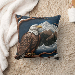 Majestic Eagle inmitten schneebedeckter Berge Kissen
