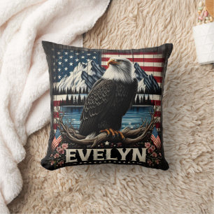 Majestic Eagle ist vor der amerikanischen Landscha Kissen