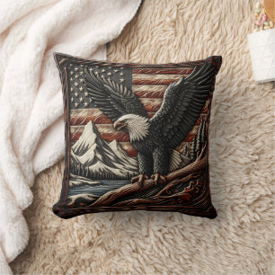 Majestic Eagle mit Bergen und amerikanischer Flagg Kissen