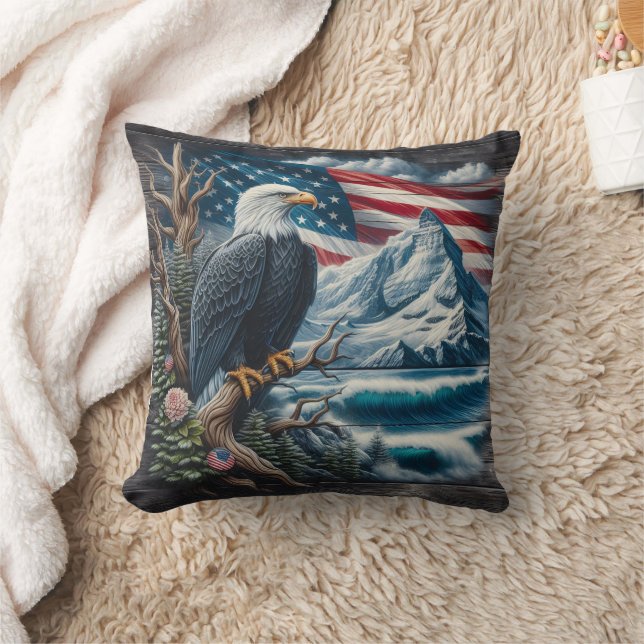 Majestic Eagle mit Blick auf Berge und Ozean Kissen (Decke)
