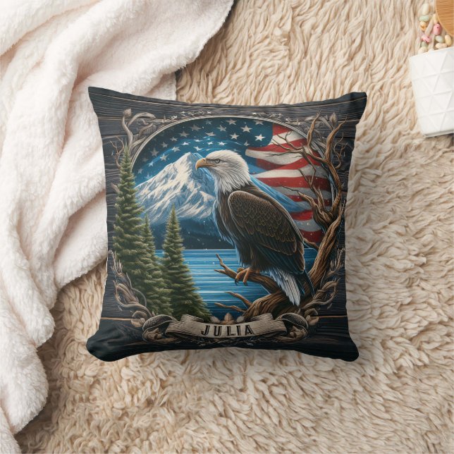 Majestic Eagle mit Blick auf die Berge und die Fla Kissen (Decke)