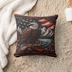 Majestic Eagle mit Blick auf die Berge und die Fla Kissen