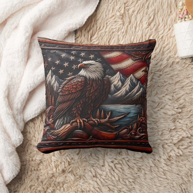 Majestic Eagle mit Blick auf die Berge und die Fla Kissen (Decke)