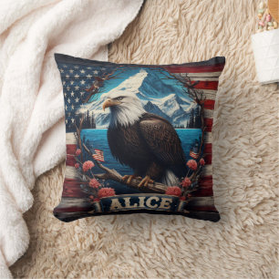 Majestic Eagle mit Blick auf die Berge und die Fla Kissen