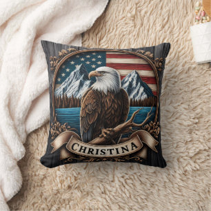 Majestic Eagle mit Blick auf die Bergwelt Kissen