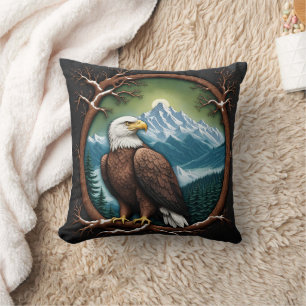 Majestic Eagle mit Blick auf die schneebedeckten B Kissen