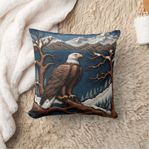 Majestic Eagle mit Blick auf die schneebedeckten B Kissen