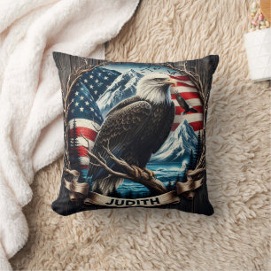 Majestic Eagle Over American Mountains und Flag Kissen