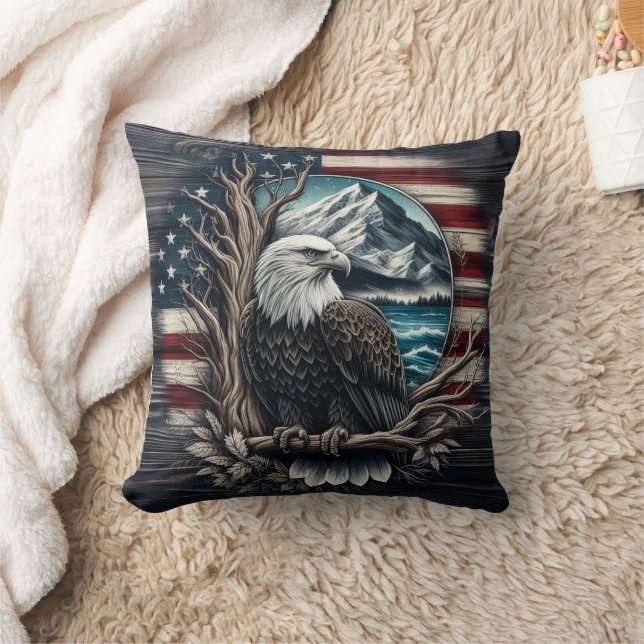 Majestic Eagle steht an der Bergwelt Kissen (Decke)