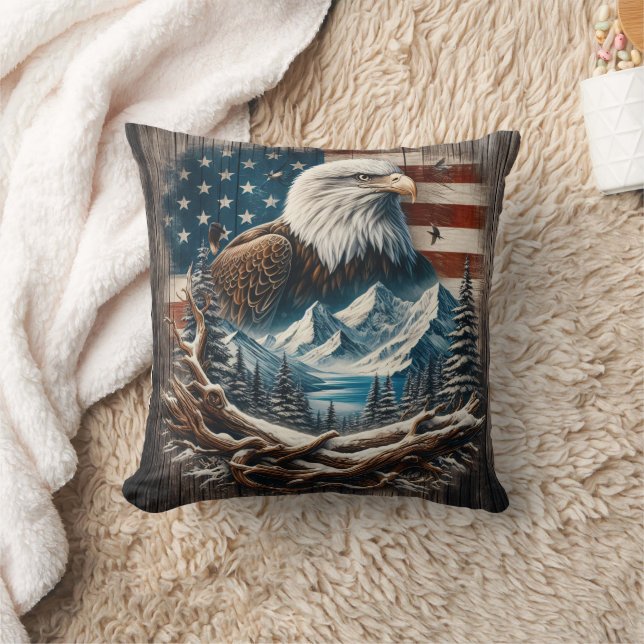 Majestic Eagle Under Mountains and American Flag Kissen (Decke)