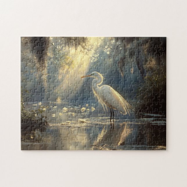 Majestic Egret Stehend in einem sonnigen Sumpf (Horizontal)