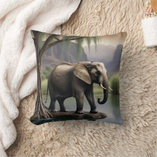 Majestic Elephant von ruhigen Gewässern bei Dämmer Kissen
