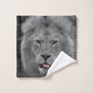 Majestic Lion hält seine Zunge heraus Waschlappen