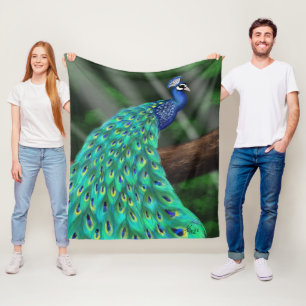Majestic Plumage: Der verzauberte Pfau im Wald Fleecedecke