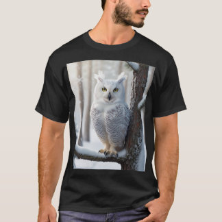 Majestic Schneeauwl in einem Winterwald T-Shirt