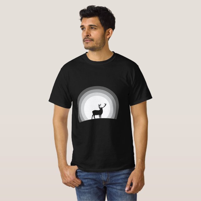 Majestic Stag Silhouette Under Lunar Light T-Shirt (Vorne ganz)