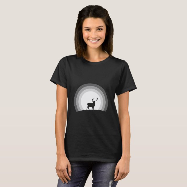Majestic Stag Silhouette Under Lunar Light T-Shirt (Vorne ganz)