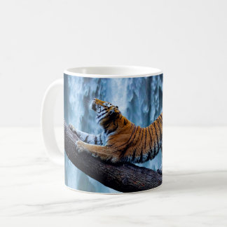 Majestic Tiger Entspannen an einem schönen Wasserf Kaffeetasse