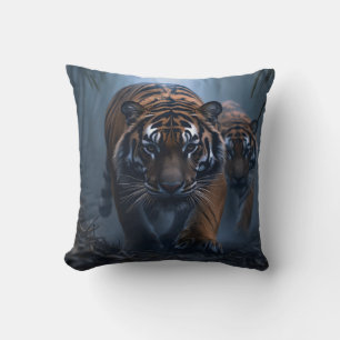 Majestic Tigers in einem foggischen Dschungel Kissen