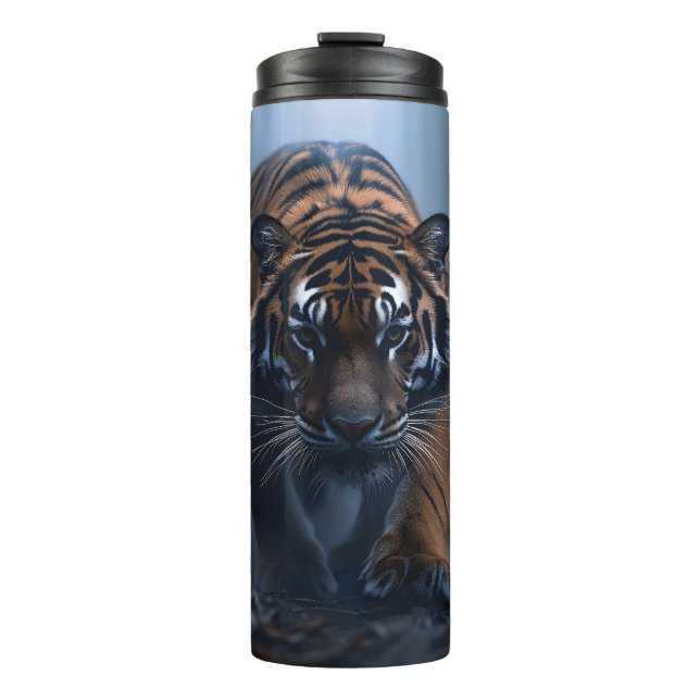 Majestic Tigers in einem foggischen Dschungel Thermosbecher (Vorderseite)