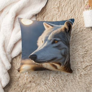 Majestic Wolf Gazan bei voller Mondreflektion Kissen