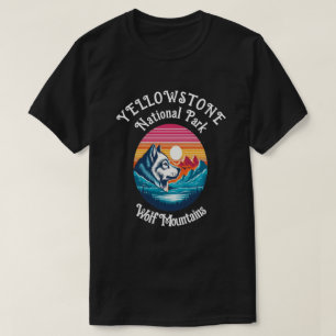 Majestic Wolf Gazing auf Berggipfeln T-Shirt