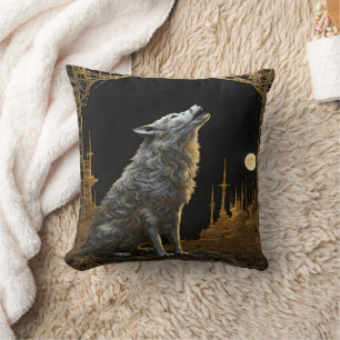 Majestic Wolf Howling in einer entfernten Stadt in Kissen