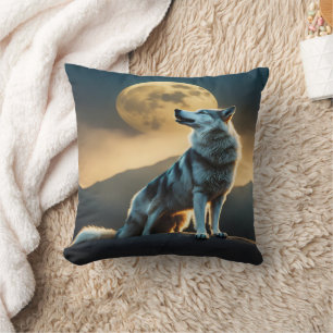 Majestic Wolf Howling unter Vollmond in der Dämmer Kissen