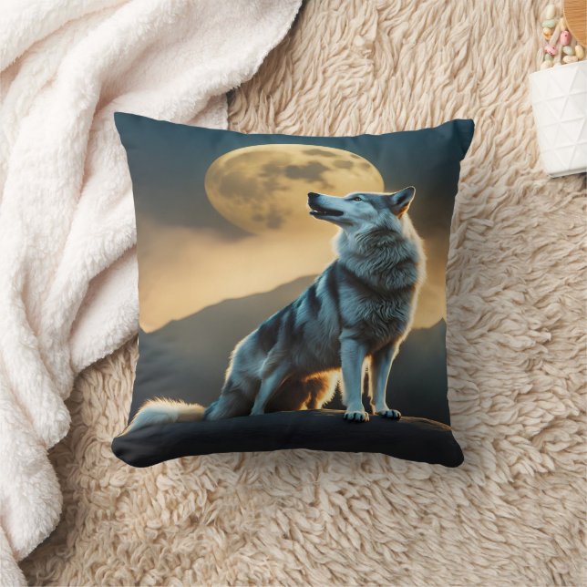 Majestic Wolf Howling unter Vollmond in der Dämmer Kissen (Decke)