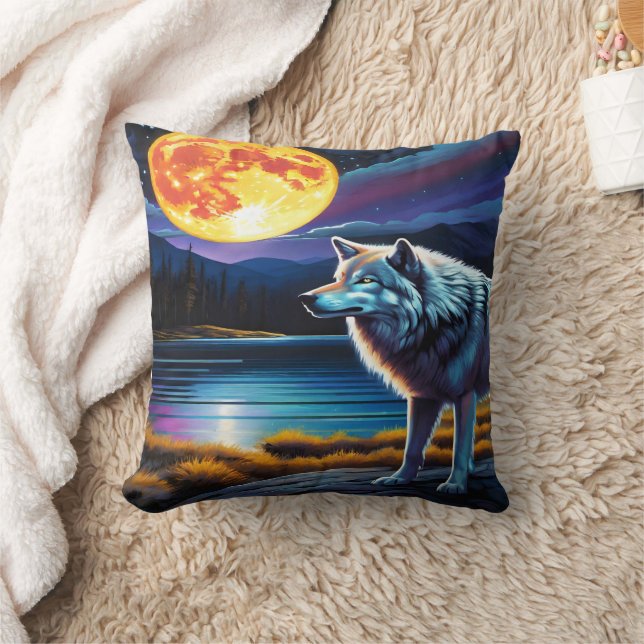 Majestic Wolf unter glühendem Vollmond am See Kissen (Decke)