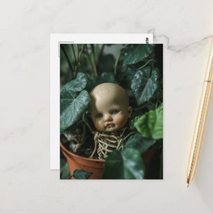 Makabre Puppe und Knochen in einer Pflanze Postkarte