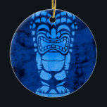 Makapuu Beach Hawaiian Laughing Tiki Batik Keramikornament<br><div class="desc">Ein lachendes Ki-Design mit einer Batik-Textur überall. Diese Karte erinnert an die Entwürfe,  die in Vintagen Aloha-Shirts in den 40er und 50er Jahren verwendet wurden. Dieses Design kommt in mehreren Farben.</div>