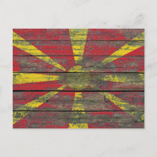 Makedonische Flagge auf rohen Holzplatten Wirkung Postkarte