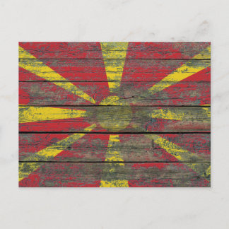 Makedonische Flagge auf rohen Holzplatten Wirkung Postkarte