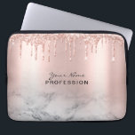 Makeup Artist Glitzer Tropfen Rose Gold Marmor Laptopschutzhülle<br><div class="desc">Trendy Glitzer Rose Gold Tropfen Lashes Rose Gold Marble Laptop Ärmel. Fantastisches Makeup Artist Eyelash Lashes mit Skriptkalligrafiettext, Rose Gold Tropfen Glitzer und auffallendem Hintergrund. Stellen Sie diese feminine Laptop-Hülle so ein, dass Sie Ihren Namen, Ihren Beruf, Ihren eigenen Skript-Schriftart auswählen, ändern oder löschen können. Makeup Artist Eyelash Lashes Glitzer...</div>