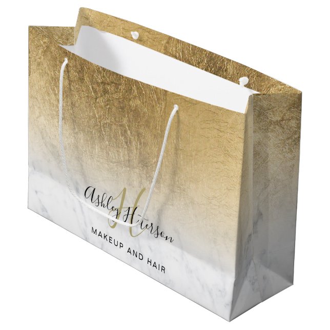 Makeup Monogramm-Goldfolienskript aus Marmor Große Geschenktüte (Vorderseite Schrägansicht)