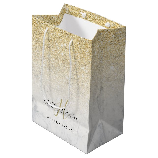 Makeup Monogramm Marmor Chic Gold Glitzer Skript Mittlere Geschenktüte (Vorderseite Schrägansicht)