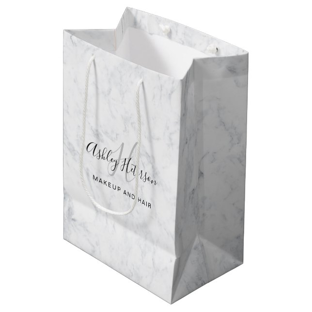 Makeup Monogramm weiße Marmorskripttypografie Mittlere Geschenktüte (Vorderseite Schrägansicht)