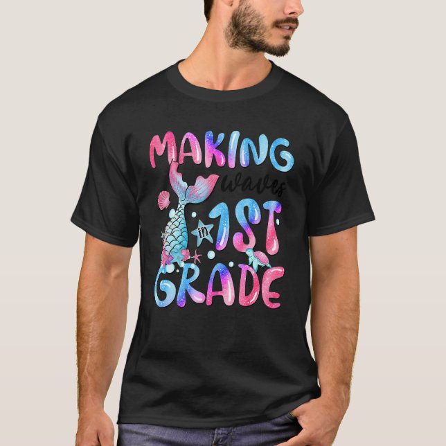 Making Waves In 1st Grade Fish Tail Tie Dye Back T T-Shirt (Vorderseite)