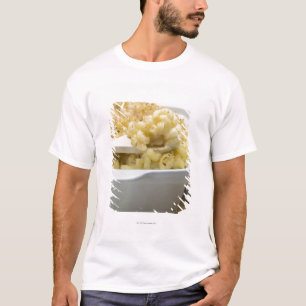 Makkaronikäse im Backenteller mit hölzernem T-Shirt