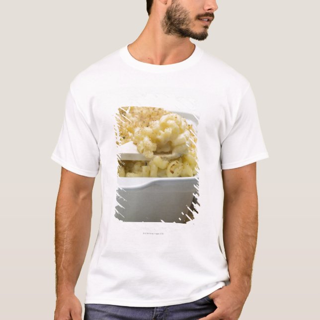 Makkaronikäse im Backenteller mit hölzernem T-Shirt (Vorderseite)